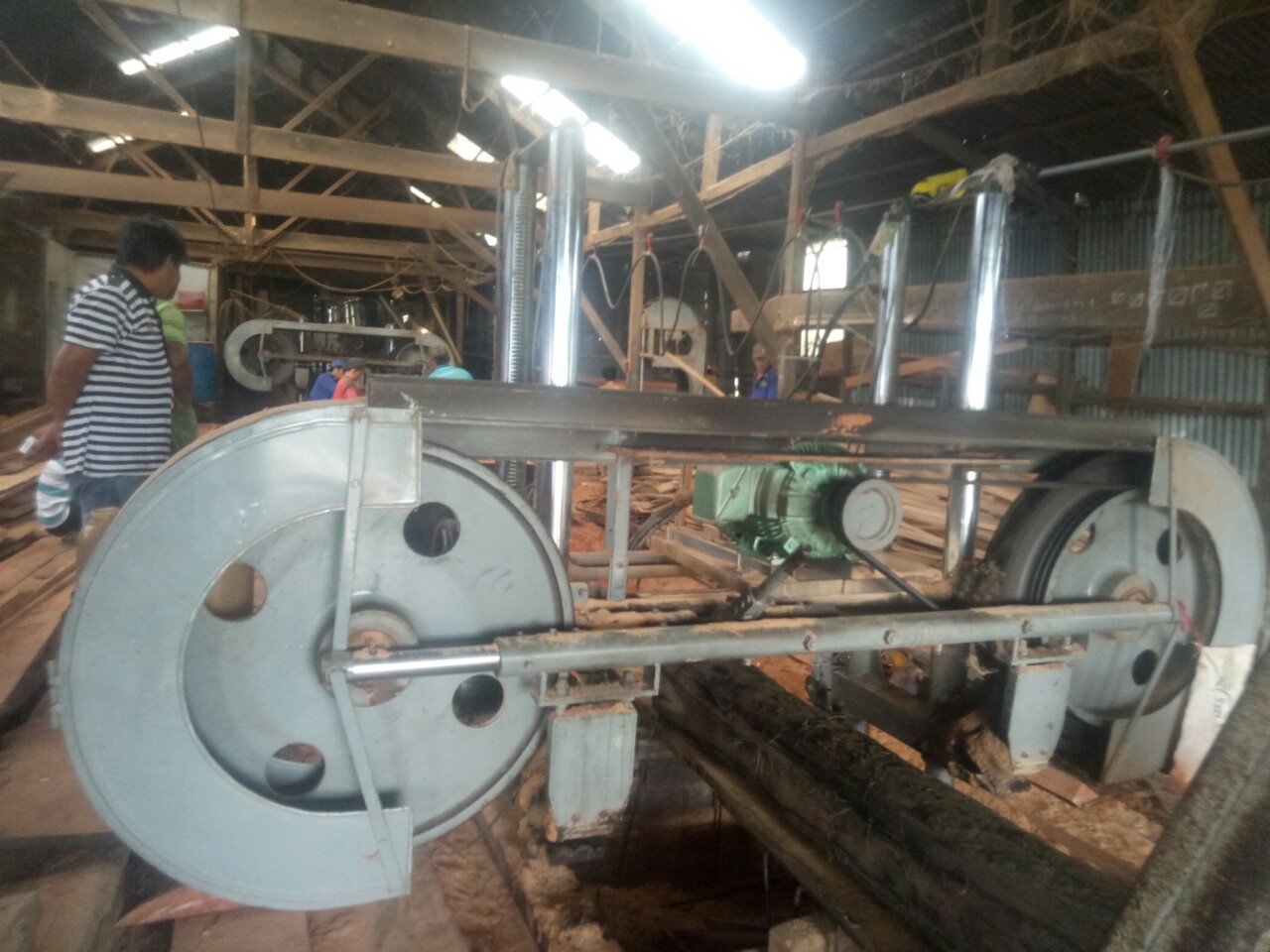 máy cưa gỗ công nghiệp